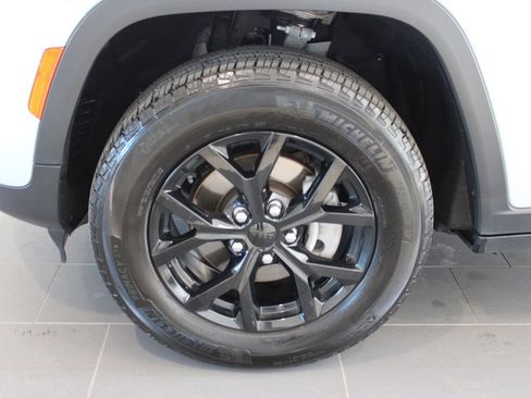 Used 2025 Jeep Grand Cherokee Altitude AWD/4WD image 28