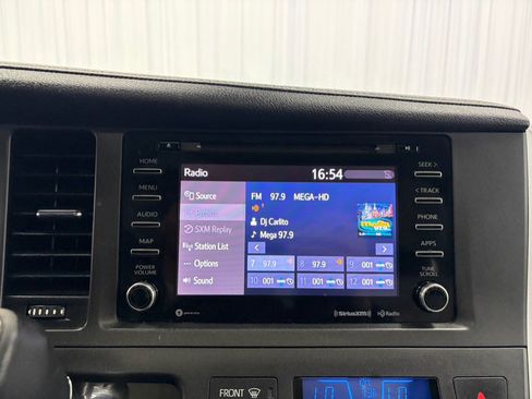 Used 2020 Toyota Sienna XLE FWD image 30