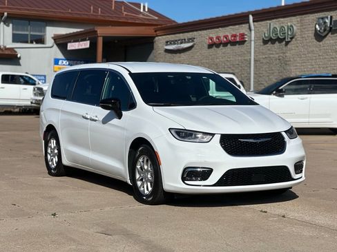 New 2025 Chrysler Pacifica Select image 1
