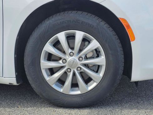 Used 2019 Chrysler Pacifica Touring-L FWD image 9