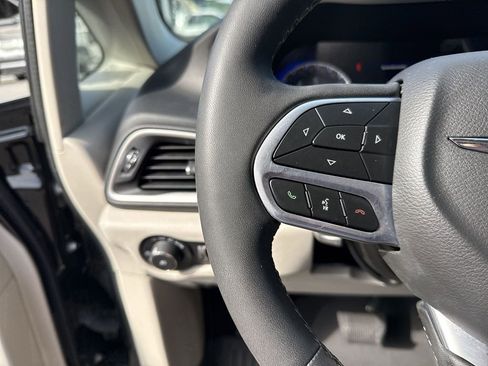 Used 2022 Chrysler Pacifica Touring-L FWD image 16
