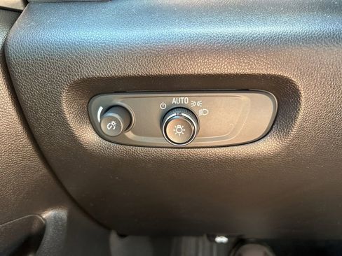 Used 2022 Chevrolet Traverse LT FWD image 30