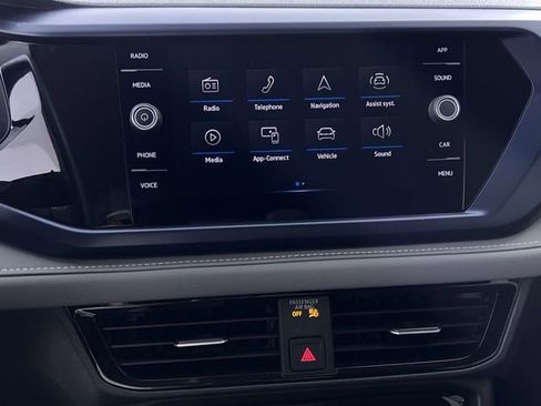 Used 2024 Volkswagen Taos SE image 16