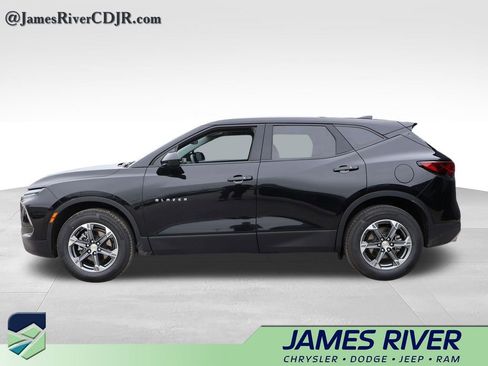 Used 2025 Chevrolet Blazer LT AWD/4WD image 2