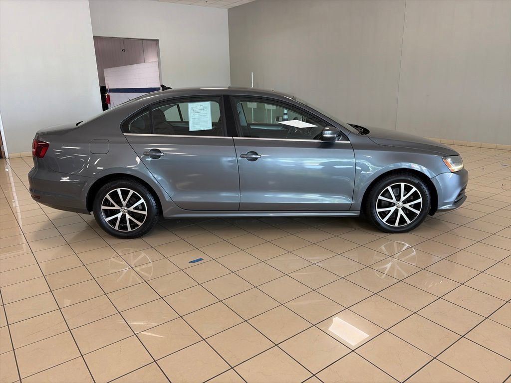 Used 2017 Volkswagen Jetta SE FWD image 2