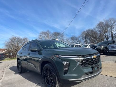 Used 2025 Chevrolet Trax LT w/ Driver Confidence Package FWD image 3