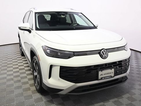 Used 2026 Volkswagen Tiguan SE AWD/4WD image 9