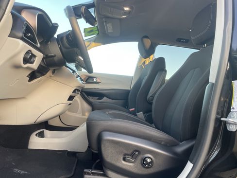 Used 2022 Chrysler Voyager LX image 12