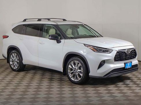 Used 2022 Toyota Highlander Limited image 2