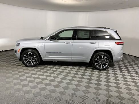 Used 2024 Jeep Grand Cherokee Overland w/ Luxury Tech Group IV image 14