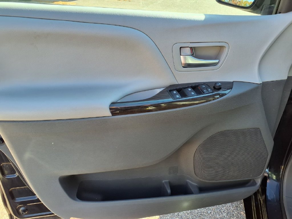 Used 2015 Toyota Sienna XLE w/ XLE Navigation Package FWD image 11