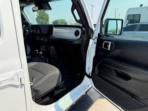 Used 2025 Jeep Wrangler Unlimited Sahara AWD/4WD image 25