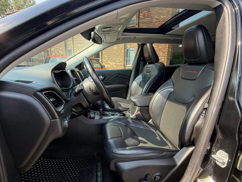 Used 2020 Jeep Cherokee Trailhawk w/ Comfort/Convenience Group AWD/4WD image 2