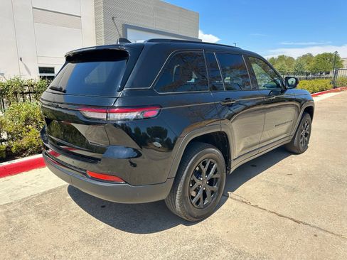 Used 2025 Jeep Grand Cherokee Altitude AWD/4WD image 8
