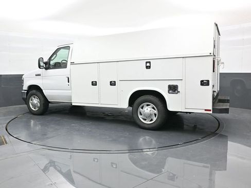 Used 2024 Ford E-350 and Econoline 350 Super Duty w/ Power Windows & Locks Group image 4