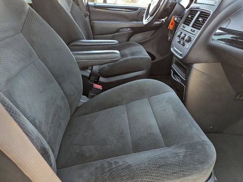 Used 2016 Dodge Grand Caravan SE FWD image 12