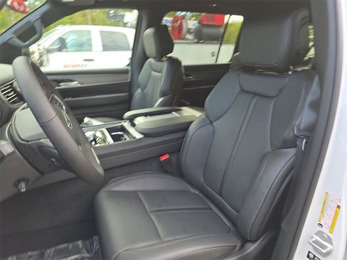 New 2025 Jeep Wagoneer L Series II image 16