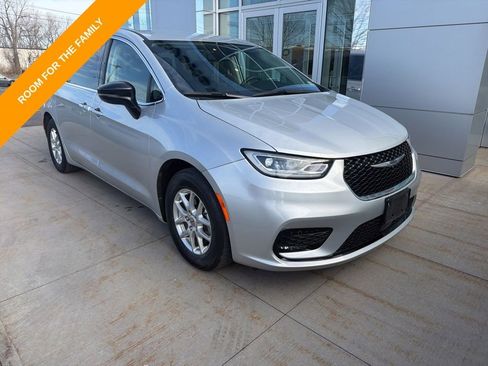 Used 2024 Chrysler Pacifica Touring-L FWD image 1