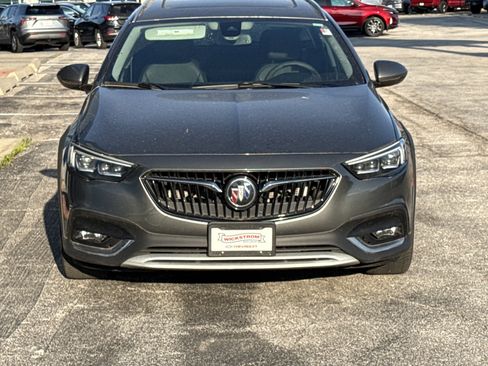 Used 2018 Buick Regal Essence w/ Driver Confidence Package #1 AWD/4WD image 3