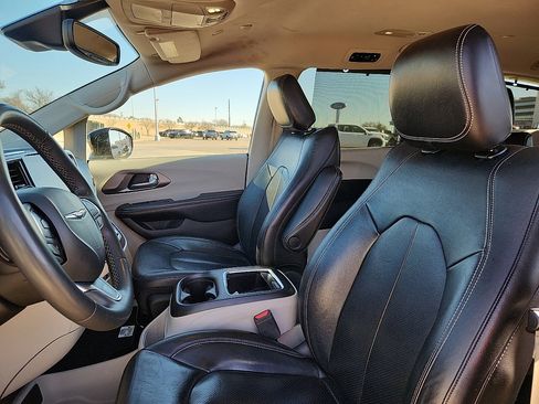 Used 2022 Chrysler Pacifica Touring-L image 7