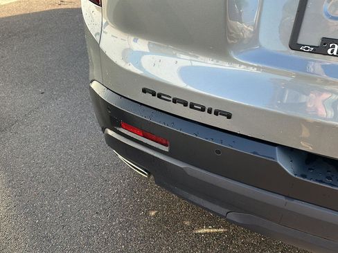 Used 2023 GMC Acadia SLE w/ Driver Convenience Package image 7