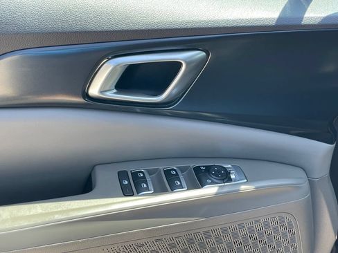 Certified 2025 Kia Carnival FWD image 11