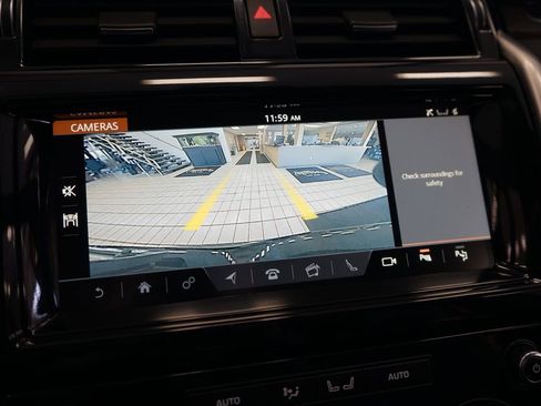 Used 2020 Land Rover Discovery HSE image 11