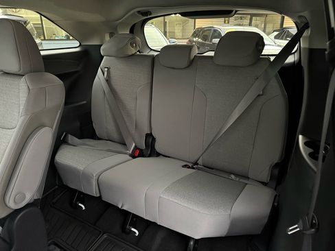 Used 2025 Toyota Sienna LE w/ LE Plus Package image 16