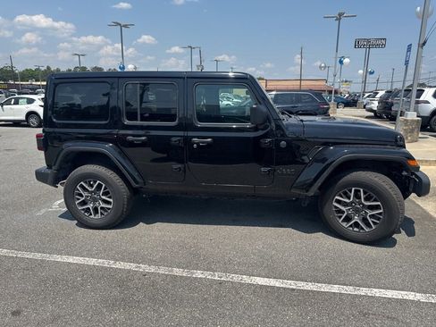 Used 2025 Jeep Wrangler Unlimited Sahara AWD/4WD image 4