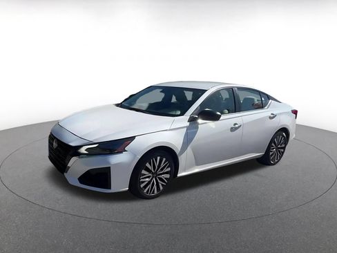 Used 2025 Nissan Altima 2.5 SV FWD image 8