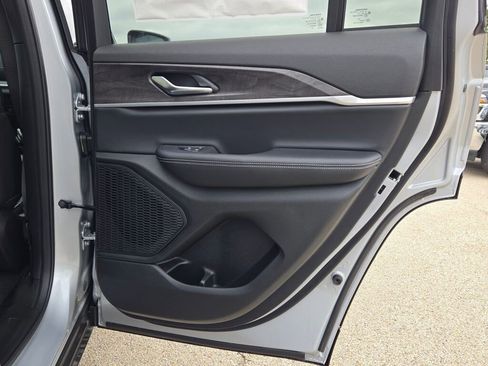 New 2025 Jeep Grand Cherokee Limited w/ Black Appearance Package image 13