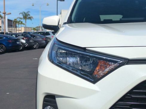 Used 2021 Toyota RAV4 XLE Premium image 11