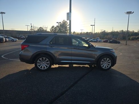 Used 2022 Ford Explorer Limited w/ Equipment Group 301A image 2