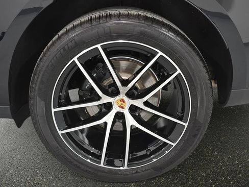 Certified 2025 Porsche Macan AWD/4WD image 29