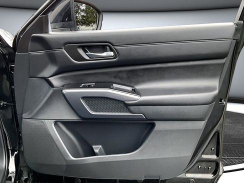 Used 2024 Nissan Pathfinder SL w/ Black Appearance Package image 28