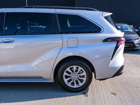 Certified 2024 Toyota Sienna XLE FWD image 8