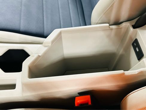 Used 2025 Volkswagen Jetta SE w/ Sunroof Package image 17