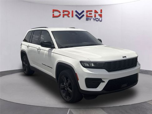 Used 2023 Jeep Grand Cherokee Altitude AWD/4WD image 1