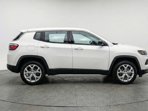 Used 2025 Jeep Compass Latitude AWD/4WD image 11