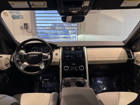 Used 2024 Land Rover Discovery Dynamic SE AWD/4WD image 33
