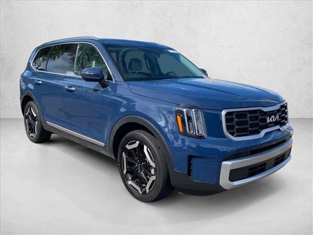 Used 2025 Kia Telluride S FWD image 3