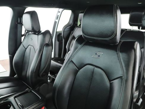 Used 2022 Chrysler Pacifica Touring-L w/ S Appearance Package image 4