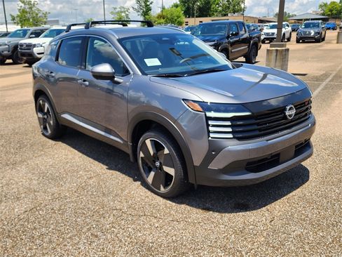 New 2025 Nissan Kicks SR image 2