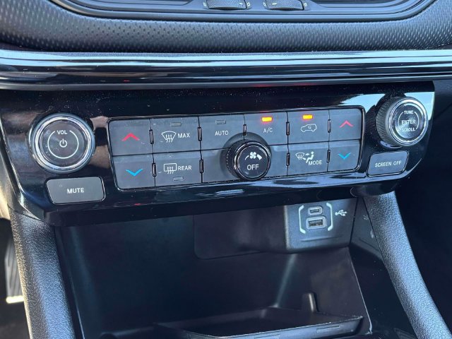 Used 2023 Jeep Compass Latitude w/ Convenience Group AWD/4WD image 17
