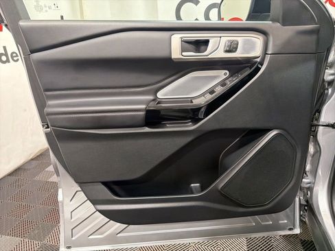 Used 2023 Ford Explorer Platinum w/ Technology Package AWD/4WD image 25