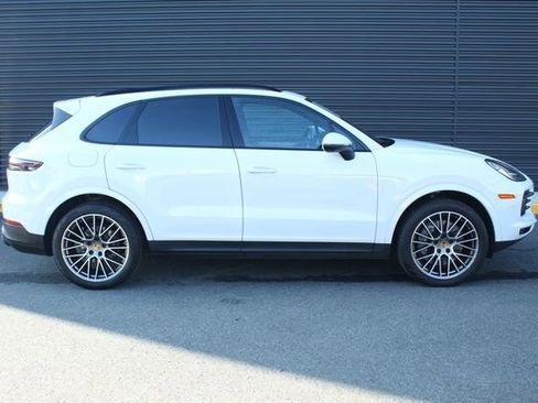 Certified 2023 Porsche Cayenne Platinum Edition image 9