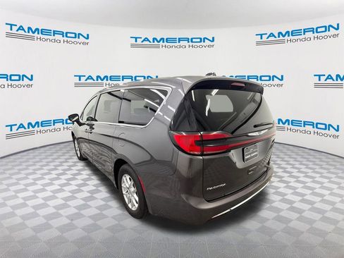 Used 2023 Chrysler Pacifica Touring-L FWD image 3