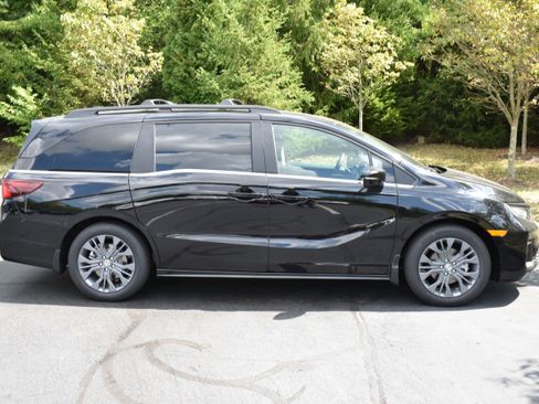 New 2026 Honda Odyssey Touring image 9
