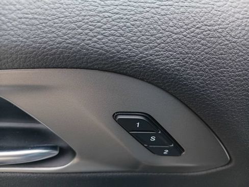 Used 2025 Chrysler Pacifica Select FWD image 12