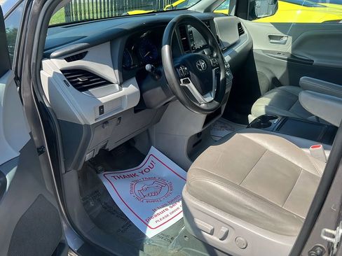 Used 2018 Toyota Sienna LE w/ Carpet Mat Package image 10